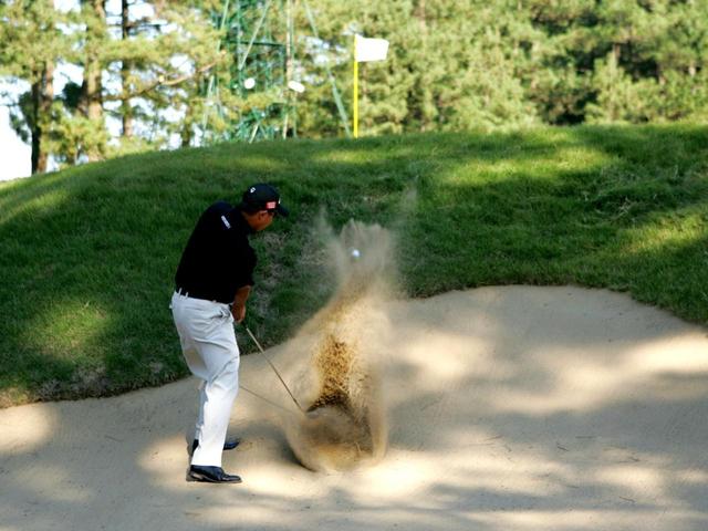 画像1: 難コースに他選手が落ちていく中、しのぎ切った谷口だけがアンダーパーで優勝(-3)。GD記録写真を見返してもバンカーからのショットシーンが多い