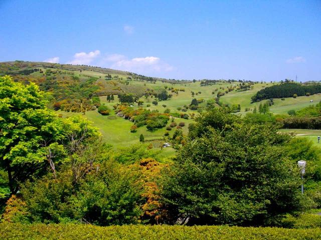 画像: 箱根西麓の傾斜を活かして造られた芦の湖CC