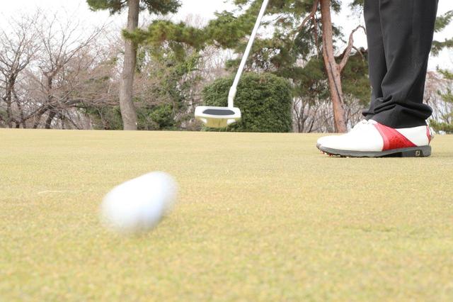 画像: 傷ありボールでパットすると、ボールがラインからよれて外れた