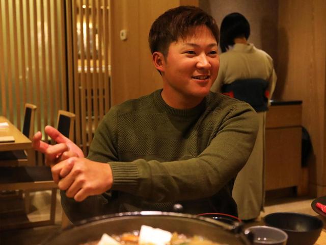 画像: コースから離れると26歳の青年に戻る。食事中にスウィングの話を向けると、雄弁に語り出す