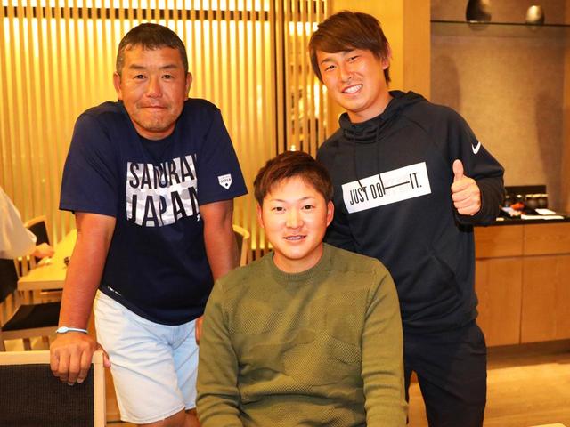 画像: 若き賞金王を陰で支えている二人。左がエースキャディの柏木一了さん、右がトレーナーの渡辺研太さん。二人に全幅の信頼を置く