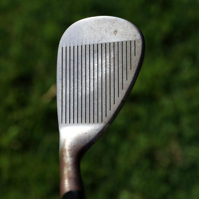 画像: トウ側に打痕が集まっているタイガーのウェッジ(60度)