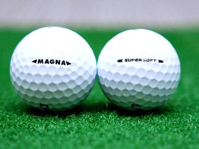 画像: 左が「スーパーソフト マグナ」、右が通常サイズの「スーパーソフト」比べてみれば、一回り大きいことがよく分かる