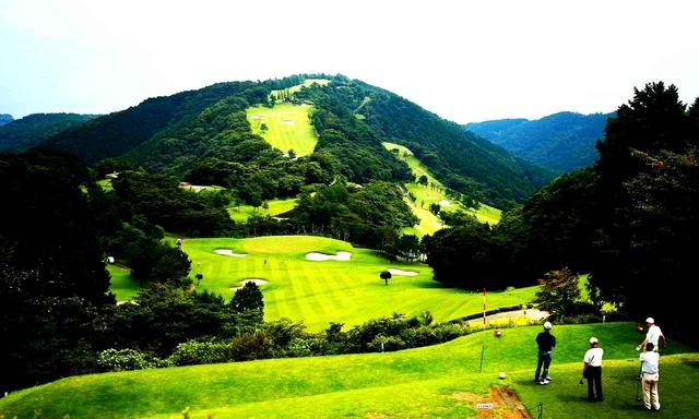 画像: 高低差100メートルの打ち下ろし、小田原城CC10番のパー4