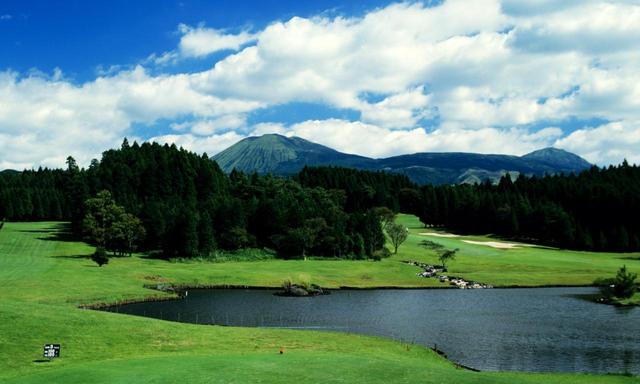 画像: あつまる阿蘇赤水GC外輪C 池越えの3番パー3のティから奥の4番パー4のフェアウェイを臨む