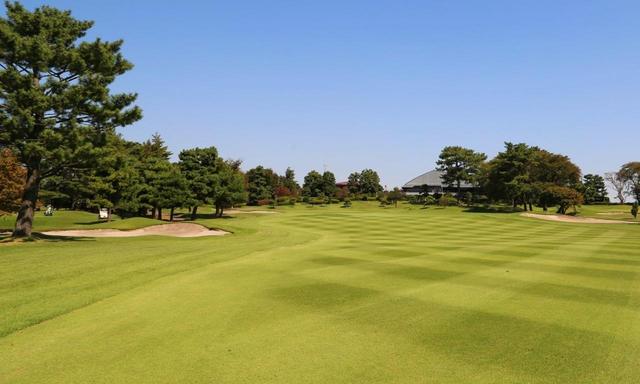 画像: 本厚木CC9番ホール(541ヤード・パー5)広くゆったりとしたフェアウェイ、2打目以降はゆるやかな打ち上げ