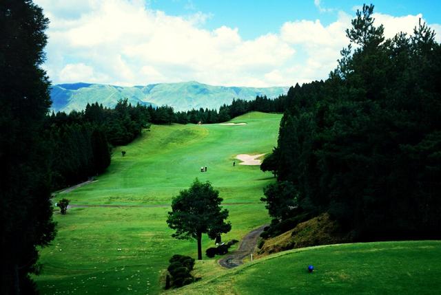 画像: あつまる阿蘇赤水GC杵島C5番ホール(388ヤード・パー4)バックティからは豪快な打ち下ろし。右サイドのバンカーわきからは100ヤード足らずだが、打ち上げで距離感が難しい