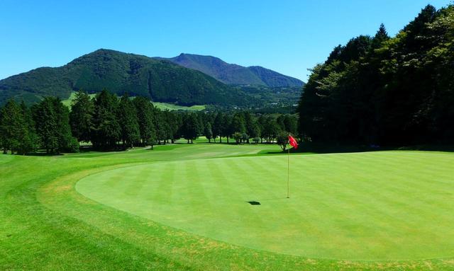 画像: 富士屋ホテル仙石GC8番ホール(393ヤード・パー4)アンジュレーションのあるフェアウェイからグリーンは打ち上げ