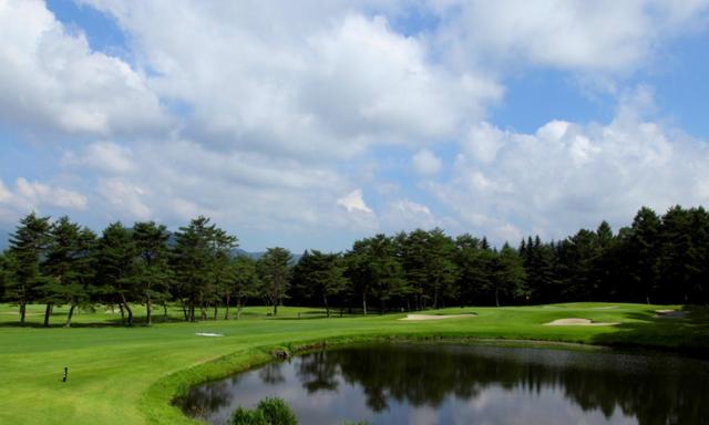 画像: 軽井沢72東・入山C14番(549㍎・パー5)グリーン手前に池が張り出す。ロングショットで狙うなら池の上から。安全ルートは左サイド