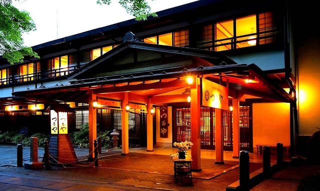 画像: 旧軽井沢銀座に面した、つるや旅館の玄関