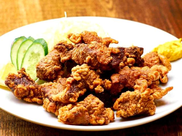 画像: もうひとつの名物「レバカラ」。ニンニクや塩、香味野菜をほのかに感じる衣とレバーの組み合わせがぴったり。ご飯にもビールにも良く合う。子供たちにも好評だそう