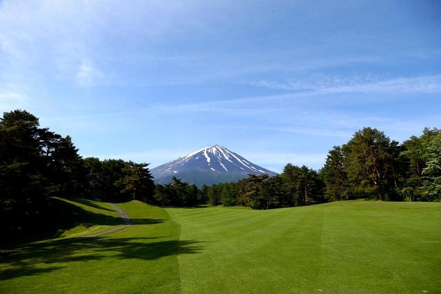 画像: 27ホールのいたるところから富士山が眺められる