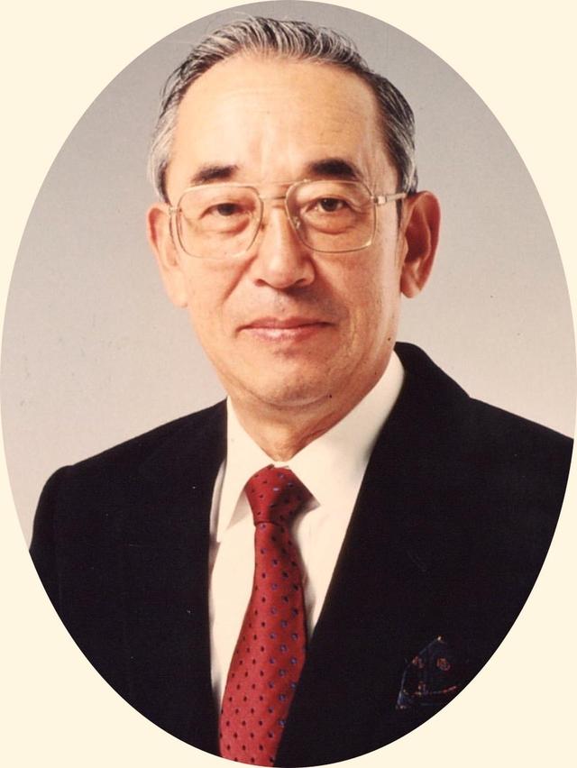 画像: 小林光昭。1929年、愛知県生まれ。日本緑化土木設立を経てコース設計の仕事に就く。井上誠一の影響を受け、レイクウッドGC設計ではT・ロビンソンから池や川の深みを教わり、後に「水の小林」との異名。80コース以上を設計