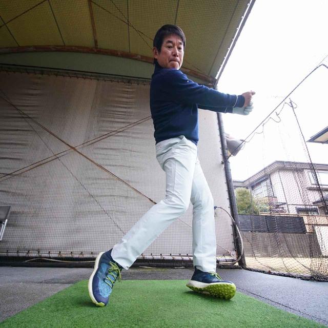 画像: タテ並べでわかること 左右に頭が動かず、その場で回る。ブレないスウィング軸