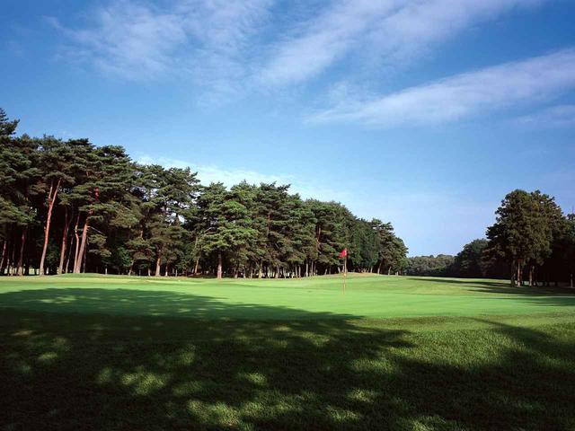 画像: 18番ホール/422㍎/パー4 右ドッグレッグで1打目の狙いは右バンカーの左。2打地点からはやや打ち下ろしになる