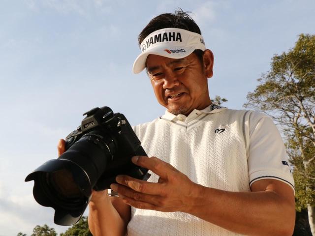 画像: 撮影した写真をチェックし「これは面白いね!」と藤田プロ
