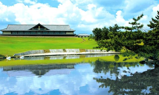 画像: 左右対称に広い和風のクラブハウス。西コース9番ホールからの風景