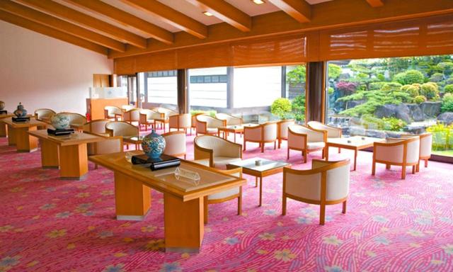 画像: 日本庭園が眺められるラウンジ