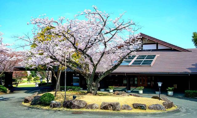 画像: クラブハウス玄関。春には満開の桜がゴルファーを迎える