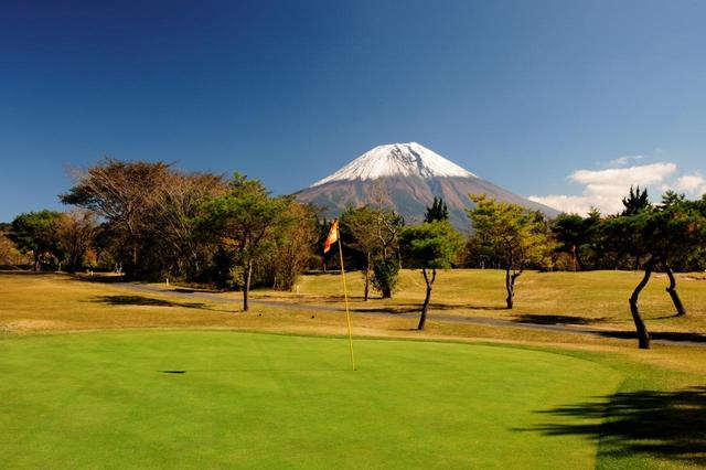 画像: 16番ホール(118ヤード・パー3)グリーンから望む富士は絶景
