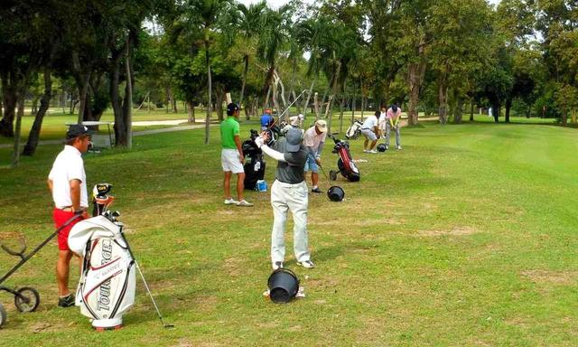 画像: ラウンド前後はドライビングレンジでレッスン