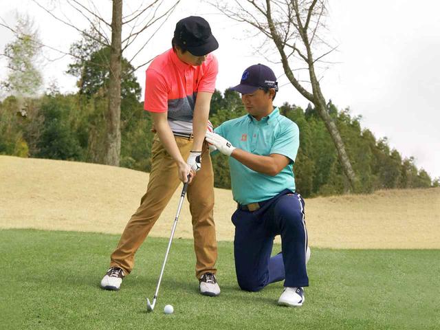 画像: 「腰が回らないと伸び上がりフェースは開きます」(市原)