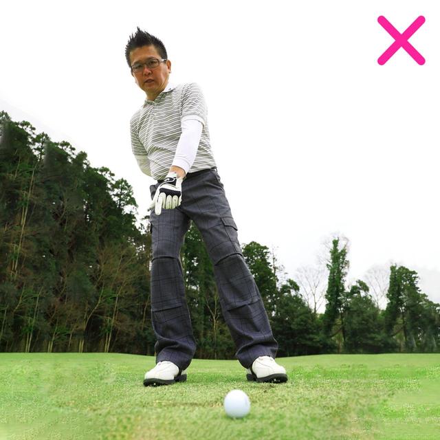 画像: 【右に体重が残るとロフトが増えてしまう】 体重が右に残ると、左肩の位置とその真下にある最下点は右にズレ、ロフトが増えてしまうため、当たりが安定しない