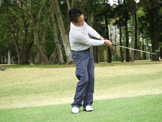 画像: 右手首の角度をキープ
