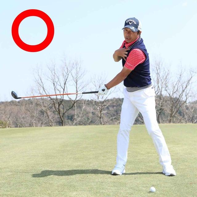 画像: 滑らせるPoint.1 「手でクラブを上げず、胸の前に手をキープ」