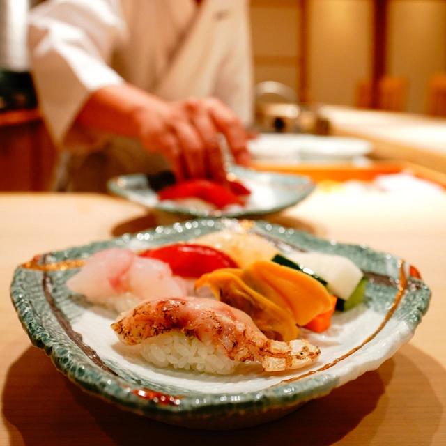 画像: のどぐろや万寿貝など地の物のおまかせで8000円~。完全予約制
