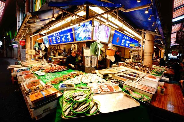画像: 活気あふれる市場には、連日、地の食材が豊富に並ぶ