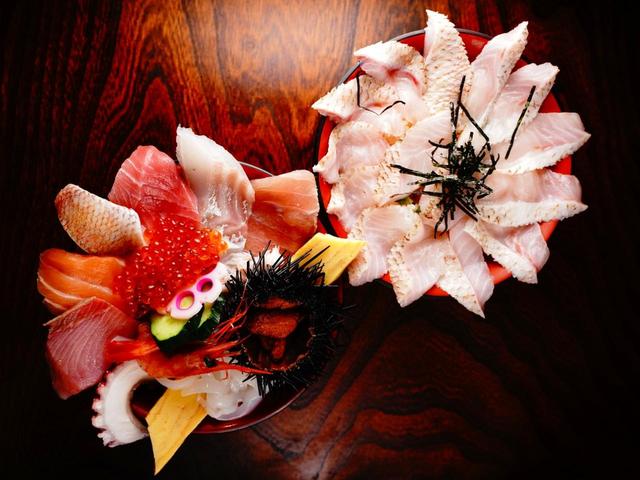 画像: 行列の絶えない「刺身屋」の名物。左が「特盛海鮮丼」、右が「のどぐろ丼」。のどぐろ丼は途中からお茶をかけてお茶漬けにするのもおすすめ
