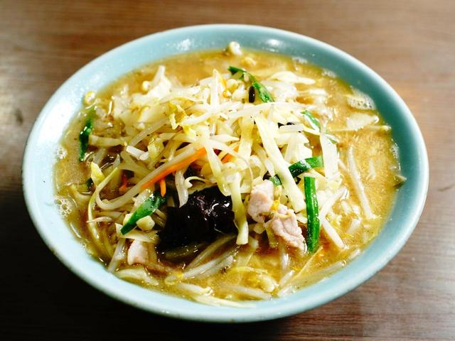 画像: もうひとつのウリは「タンメン(720円)」 縮れ麺によく絡む深い甘みと濃厚なコクの秘密は、鶏ガラベースのスープに染み出した野菜のダシ
