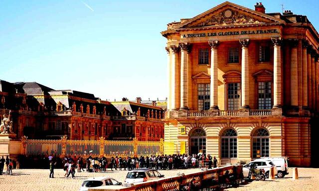 画像: フランスの絶対王朝の象徴「ヴェルサイユ宮殿」には世界中から多くの観光客が見学に訪れる。
