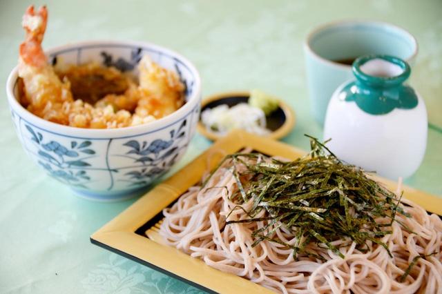 画像: そば・ミニ天丼付き(1500円・税別) 打ちたての生蕎麦は香り豊かで美味(そば粉は信州産)。毎年6月頃の新蕎麦の時期を楽しみにしているメンバーも多いそう。少なめの衣でサックリ上げられた天丼は午後のプレーにも響かない