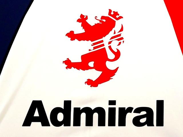 画像: アドミラルのロゴマークがアクセント。海軍提督の「袖章」がモチーフだ
