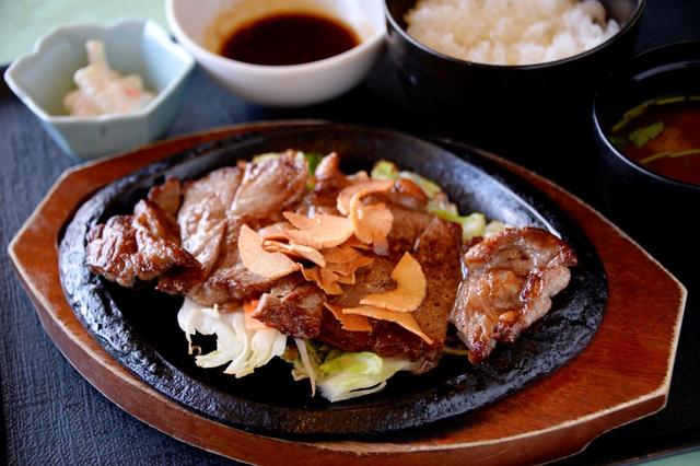 画像: スタミナステーキ御膳(1600円・税別) 汗をかいたゴルファーが旨いと感じるはっきりとした味付け。さまざまな産地のビーフを食べ比べ、やわらかく肉質のいいメキシコ産ロース肉を取り寄せている