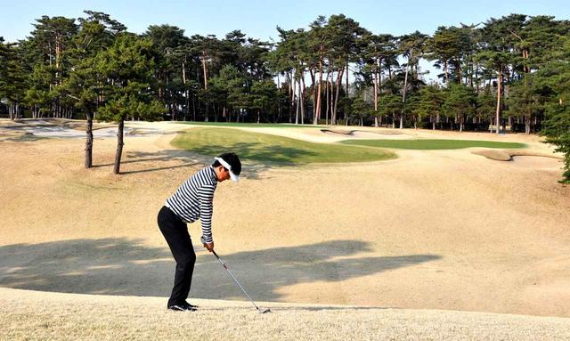 画像: ドライバーで打って左足下がりのライになっても、ココから打つのが川崎さんの定石