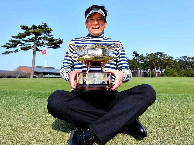 画像: クラブ選手権のトロフィー(※川崎邦朗さんにはボランティアとして取材協力していただきました)