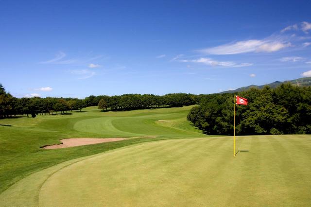 画像: 室蘭GC11番(386Y・P4)左ドッグレッグのコーナーにバンカー。グリーンはわずかな砲台