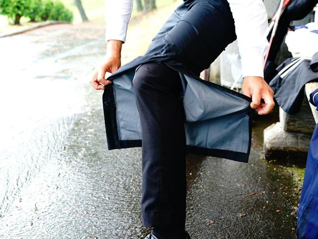 画像: 裾がひざまで開くので靴を履 いたまま着脱できる。突然の雨でも使い勝手がいい