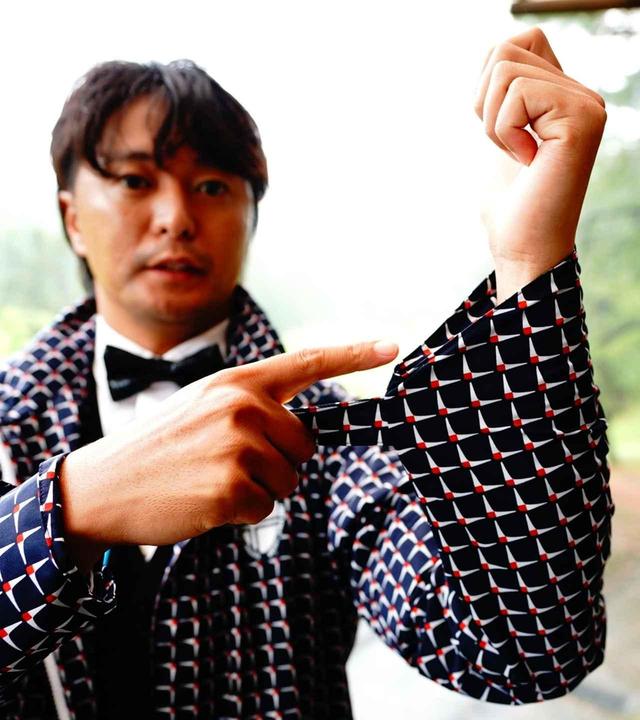 画像: 通常は袖口を絞るとダブついた袖がグリップの邪魔になるが斜めカットでスッキリ