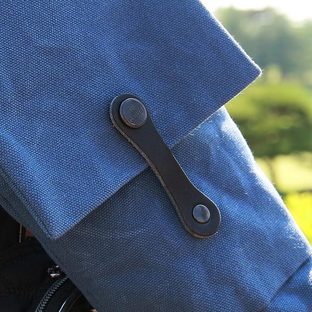 画像: 上部分フラップを留めるスナップボタンは、栃木レザーと真鍮ボタンを採用