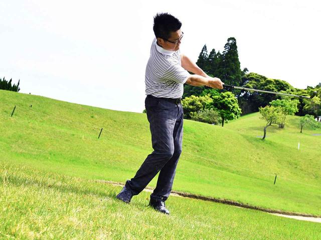 画像4: 【アプローチ】ゆっくり振るほど上手くなる⑤ ピン近左足下がりは絶対ゆっくりの56ビート。トップするのは速く振るから!