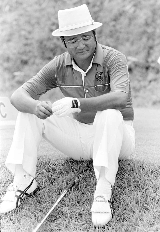 画像: 新井規矩雄。ラウンド中のひとコマ
