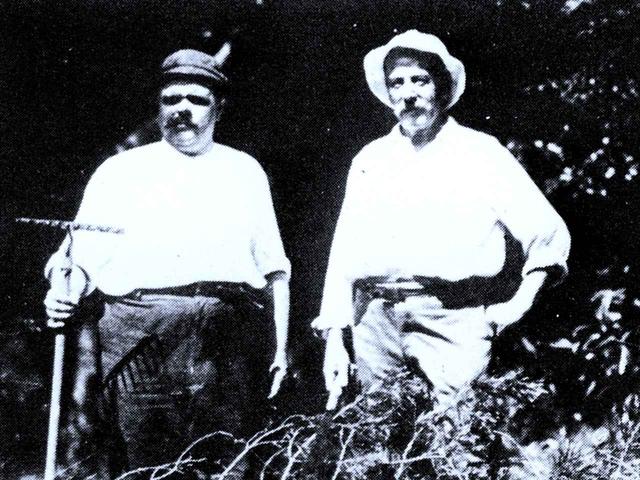 画像: 毎日、鋸を手に六甲山を切り開いたA・H・グルームと友人のハートショーン 明治33年(1900年)ごろ