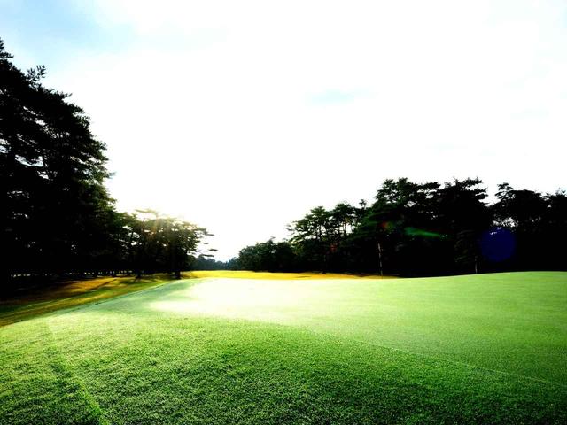 画像: 13番ホール/547㍎/パー5 男体山に打ち上げていく、右サイドから林が迫り出し狙いを狭める。花道は右側
