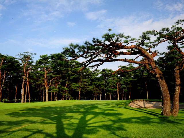 画像: 2番ホール/425㍎/パー4 フェアウェイは全体的に右に傾斜しているので、センターよりやや左狙いが〇