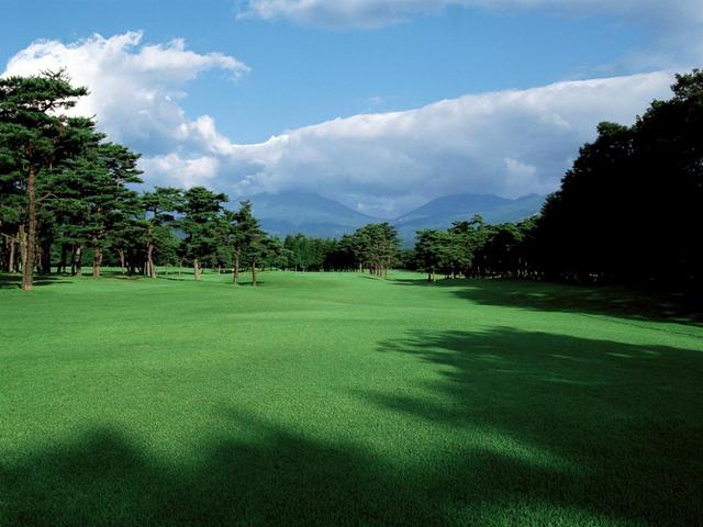 画像: 5番ホール/400㍎/パー4 男体山(左の山)に向って打つホール。左から樹木がせり出しプレッシャーがかかる