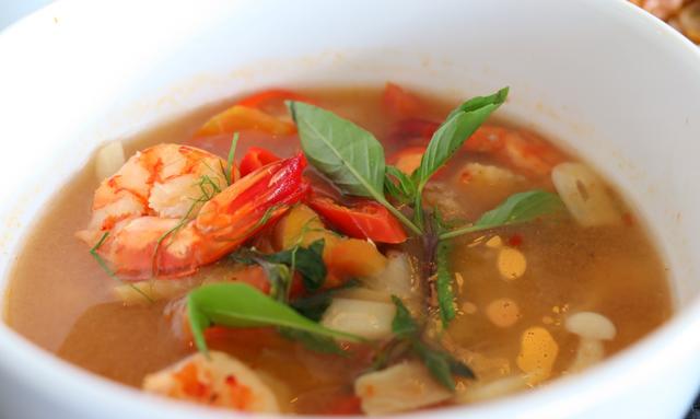 画像: クラブハウスのレストランで食べられるエビやイカが漁業地ダナンらしい魚介出汁のスープ